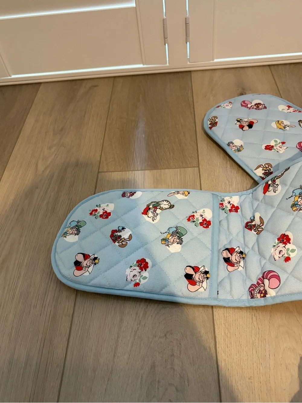 NWOT Cath Kidston X Disney Quilted Alice in Wonderland Double Oven Glove
